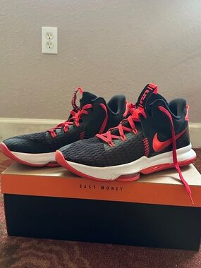LeBron Witness 5 Size 13